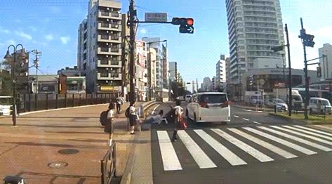 【炎上】吉澤ひとみの事故のドラレコ公開後の印象変化 被害者叩き→同情、通行人の女子学生叩き