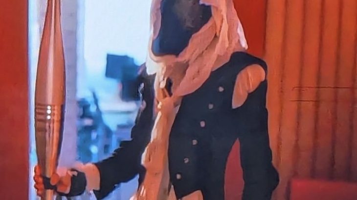 パリ五輪オリンピック聖火の人、アサシンクリード風でオタクに刺さると話題に!UBIソフト「パリへようこそ」